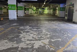 地面多灰塵和坑凹 地面多灰塵和坑凹